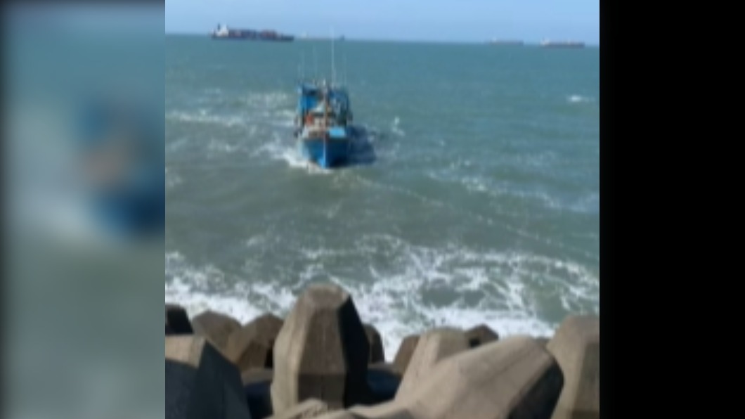 釣客將過程拍下PO網。（圖／翻攝自抗議三海浬內海域不良漁民破壞生態拖網，發起抗議遊行之社團）