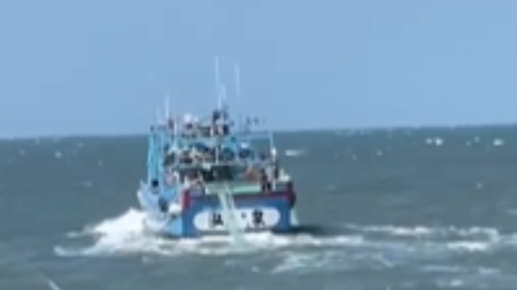 海巡指出，該船並非從事捕撈行為。（圖／翻攝自抗議三海浬內海域不良漁民破壞生態拖網，發起抗議遊行之社團）