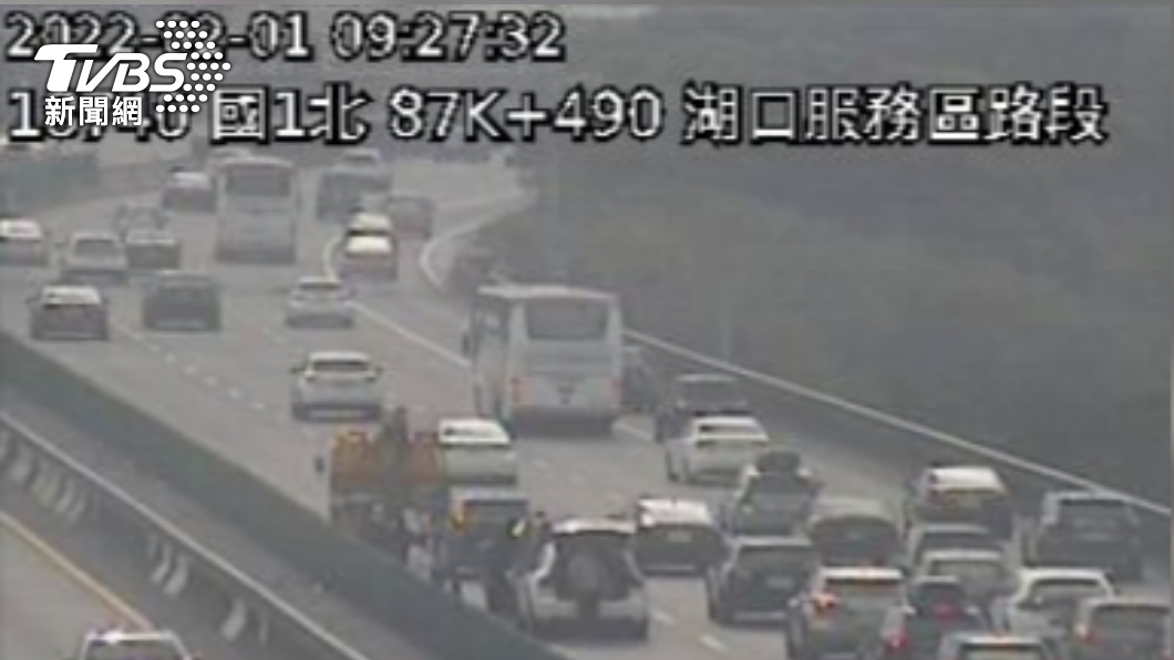 國1南向87.9公里處發生2輛小客車追撞事故。(圖/高公局提供)