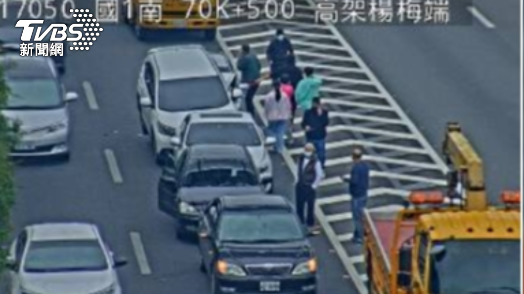 國1高架南向70.4公里處發生4輛小客車追撞事故。(圖/高公局提供)