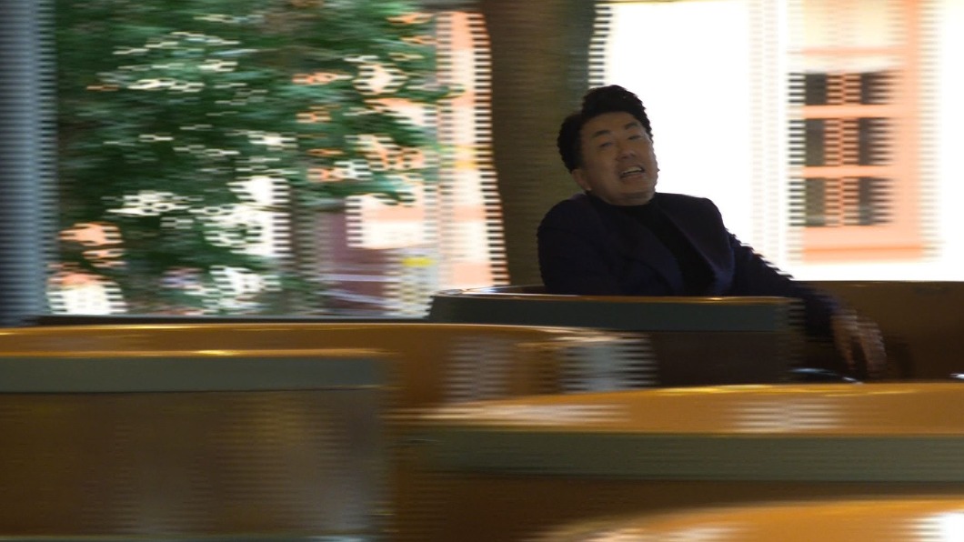 反派男星玩咖啡杯!遊樂園「大吼大叫」被錄下:喉嚨痛