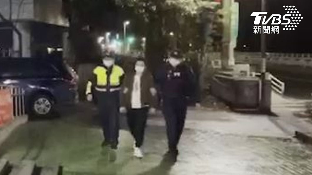 男子事後到派出所投案。(圖/TVBS)
