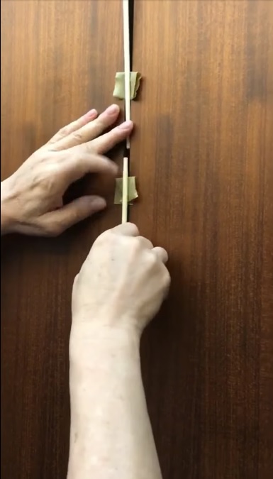 澎恰恰拿筷子和膠帶把櫥櫃縫隙全蓋住。（圖／翻攝自澎恰恰臉書）