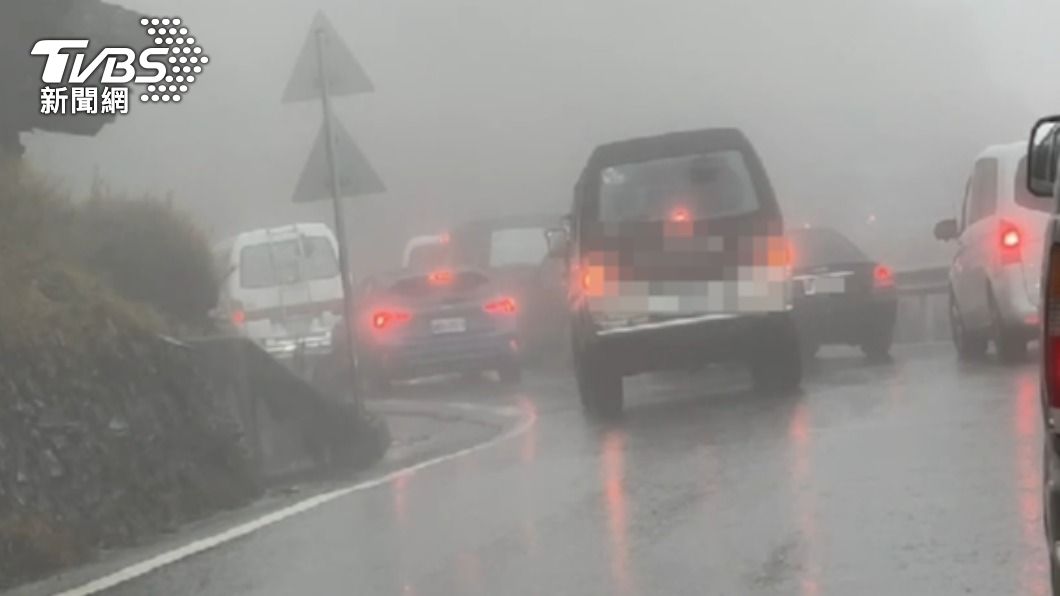 一早湧入民眾上山追雪。（圖／TVBS）