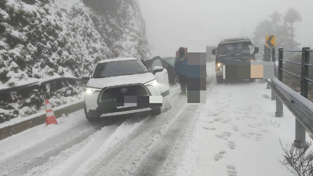 合歡山降虎年首瑞雪 水晶宮段10多車打滑撞山