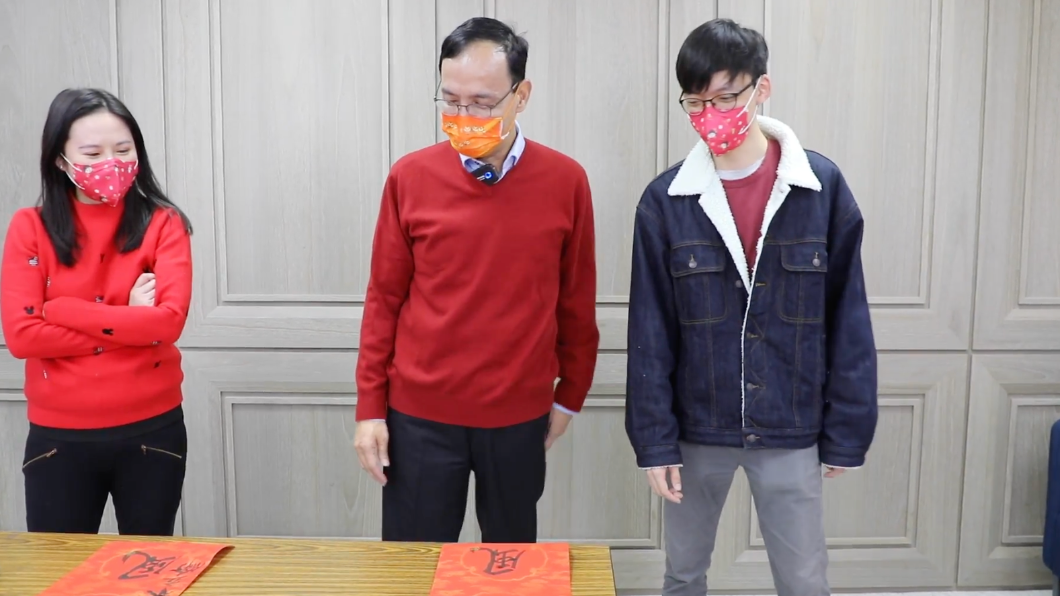 朱立倫點評大家寫的春聯。(圖/國民黨提供)