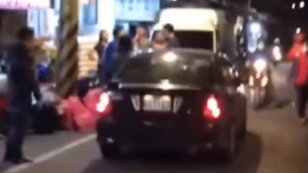 小貨車臨停巷內卸貨阻礙轎車通過。（圖／翻攝自社會事新聞群）
