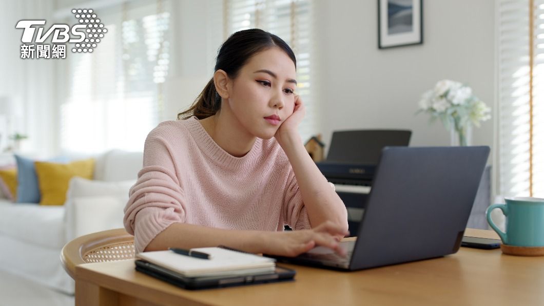 下班回家後還要處理工作事務會加速員工「職業倦怠」。(示意圖/shutterstock達志影像)