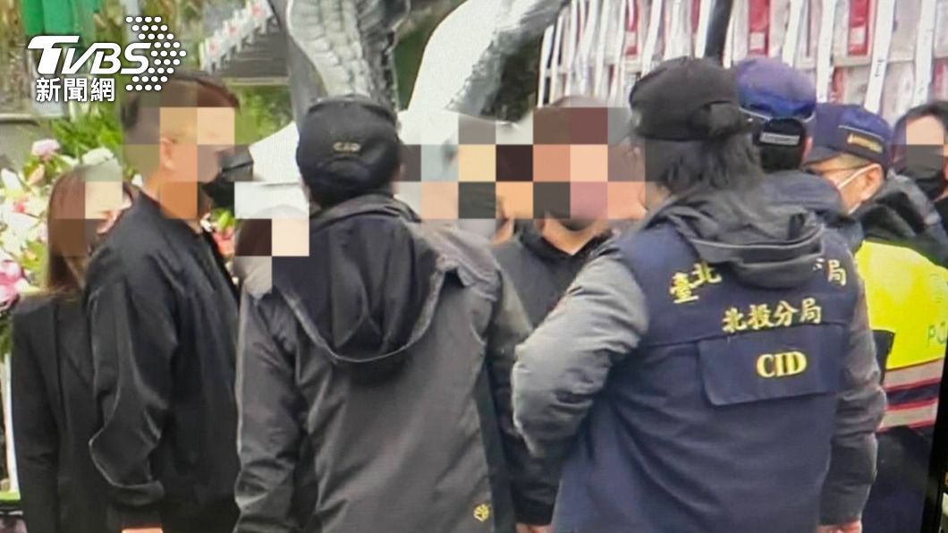 警方查獲一名通緝犯。(圖/TVBS)