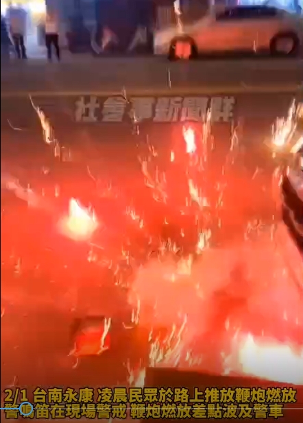警車遭鞭炮波及。（圖／翻攝自社會事）