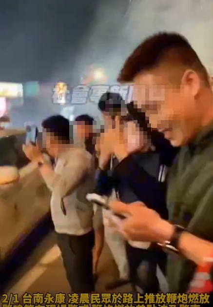 一群人無視警車繼續燃放煙火。（圖／翻攝自社會事）