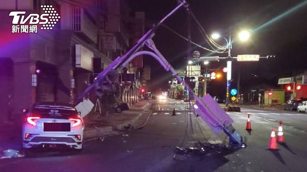 警方到場協助排除。（圖／TVBS）