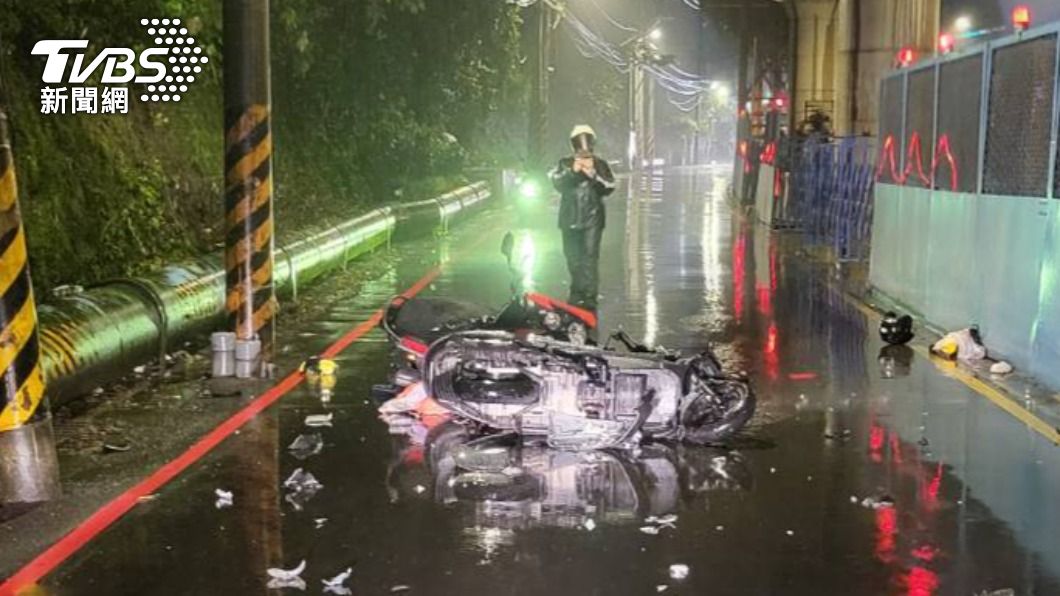 騎士自撞燈桿，後車未注意發生擦撞。（圖／TVBS）