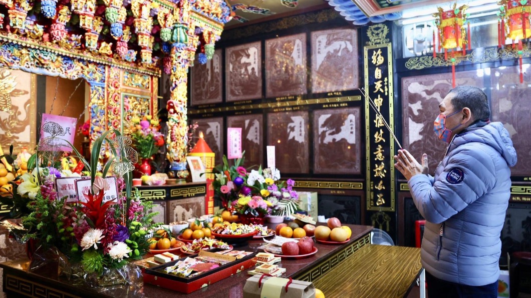 侯友宜過年低調參拜，祈求外甥納豆早日康復。（圖／翻攝侯友宜臉書）