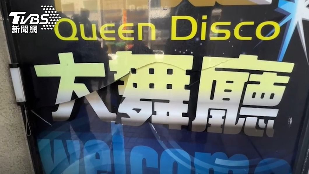 店家招牌遭打破。（圖／TVBS）