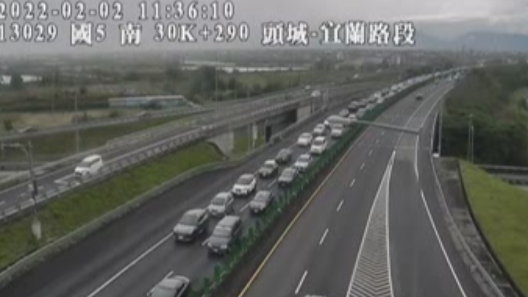 國道5號雪山隧道4車追撞紫爆。(圖/翻攝自高公局)