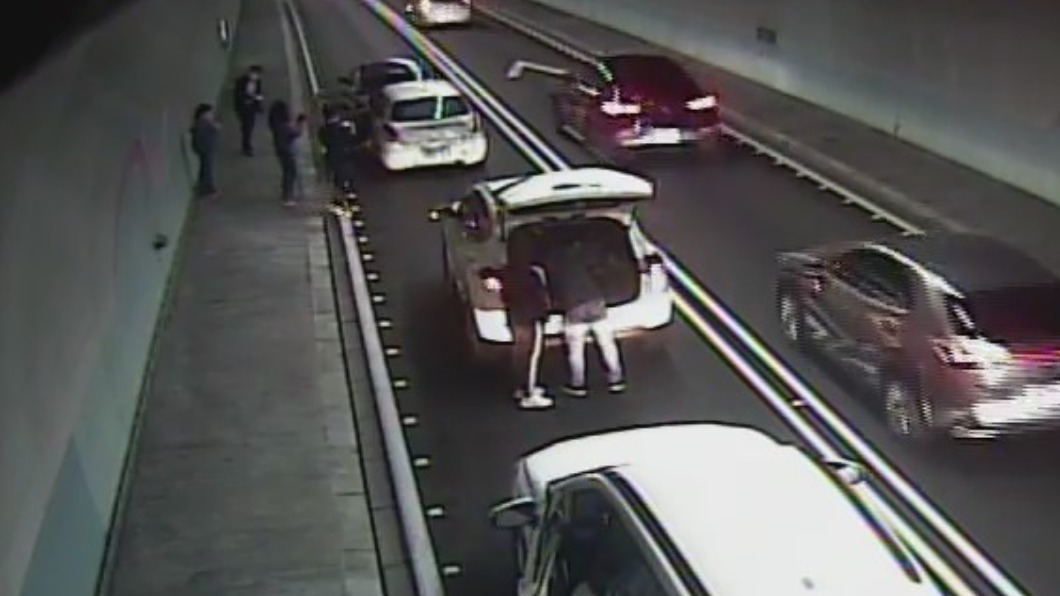 國5北向27.3K內側車道發生3小客車追撞事故。（圖／高公局提供）