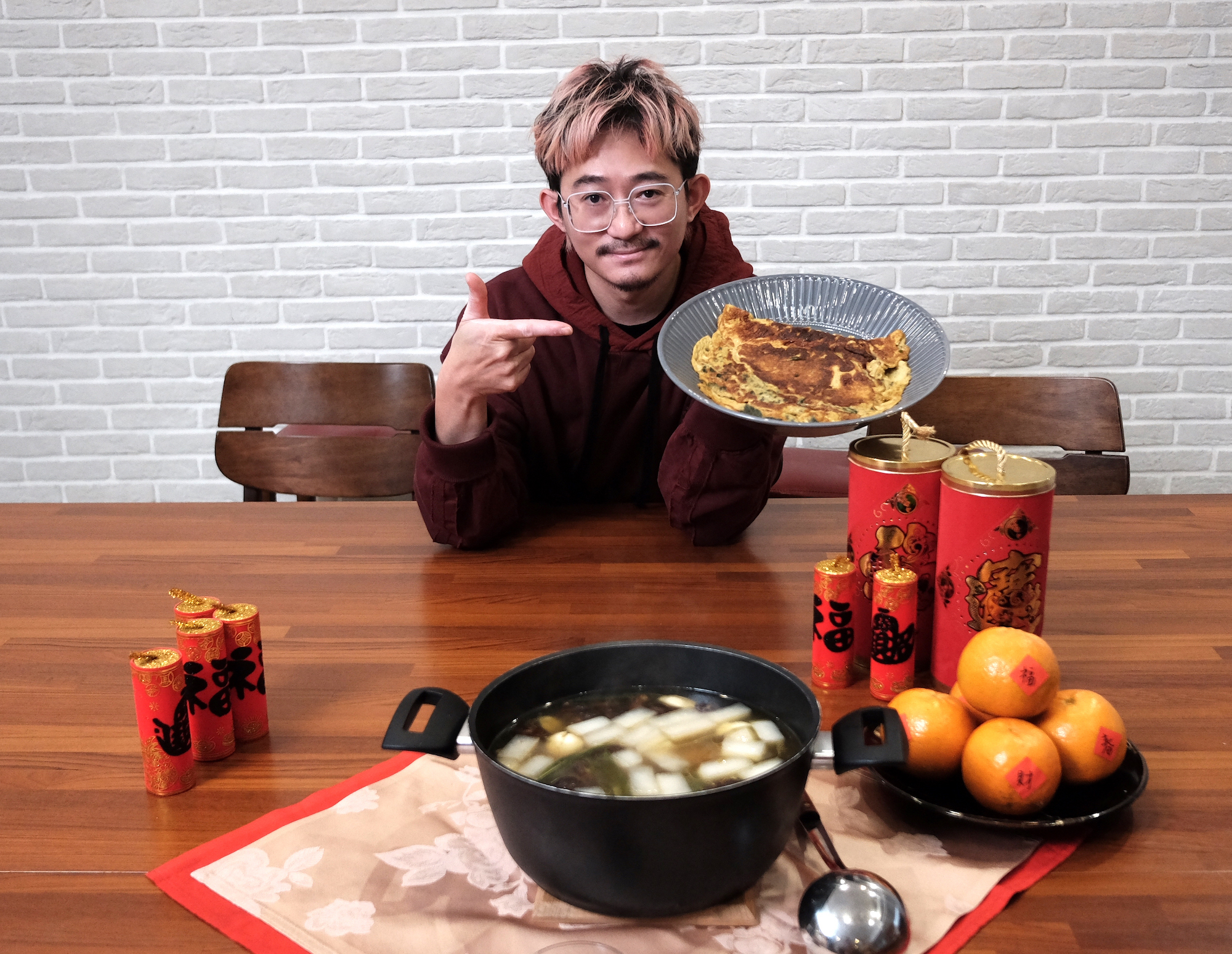 Tizzy Bac鼓手前源獨挑大梁掌廚。(圖/相信音樂提供)