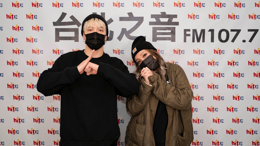 Karencici和J. Sheon一同主持。(圖/Hit Fm聯播網 )