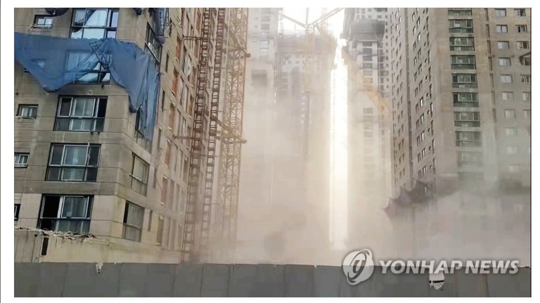 大量水泥塊從39層高樓掉下。(圖/翻攝自yonhap)