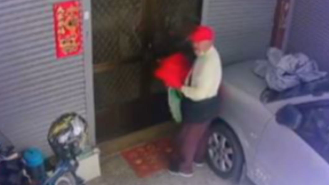 不少網友說,這種通常會挨家挨戶舞獅。(圖/翻攝自爆廢公社 臉書)