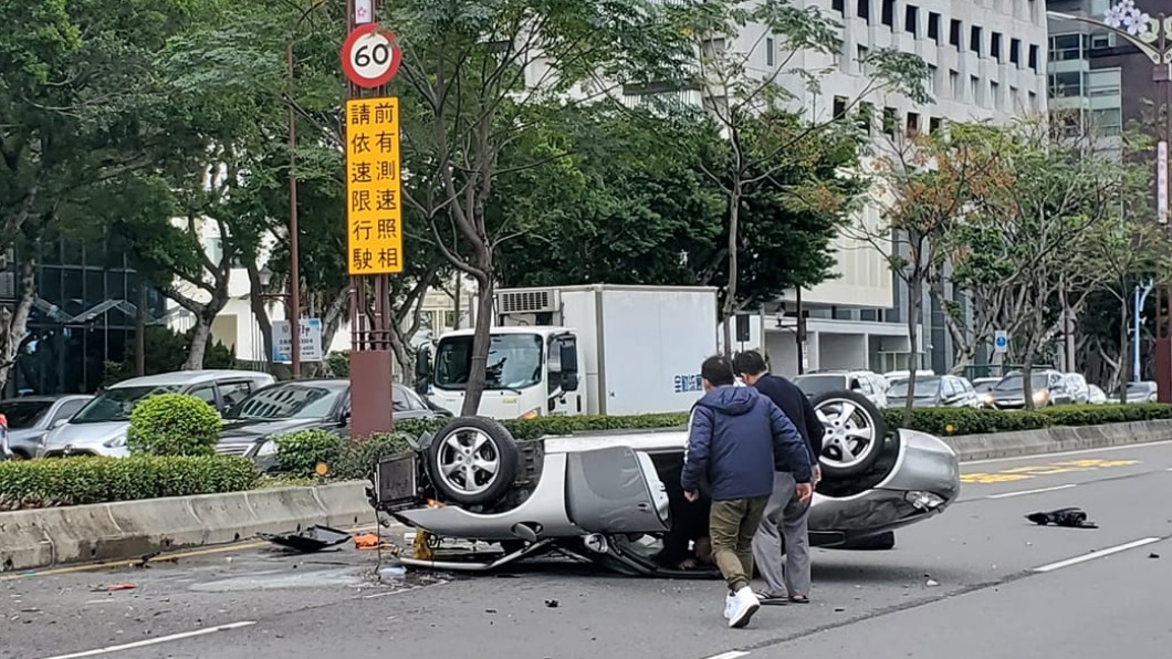 還沒初四就出事!保時捷為閃轉彎車 自撞分隔島四輪朝天