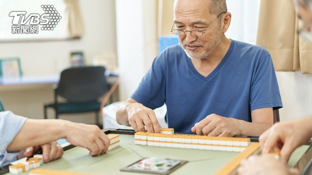 過年打牌久坐小心傷腰！　醫師用這5招預防下背痛