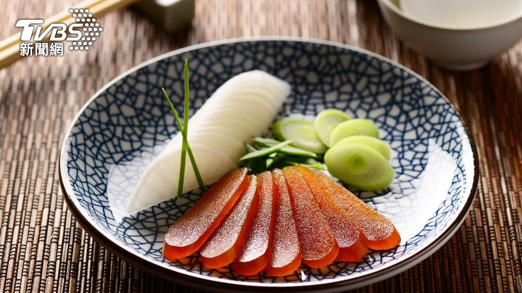 許多人會將烏魚子搭配水果，增加口感層次。（示意圖／shutterstock達志影像）