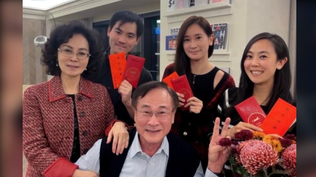 李晶晶PO照賀年　網友晶晶體：你parents好young