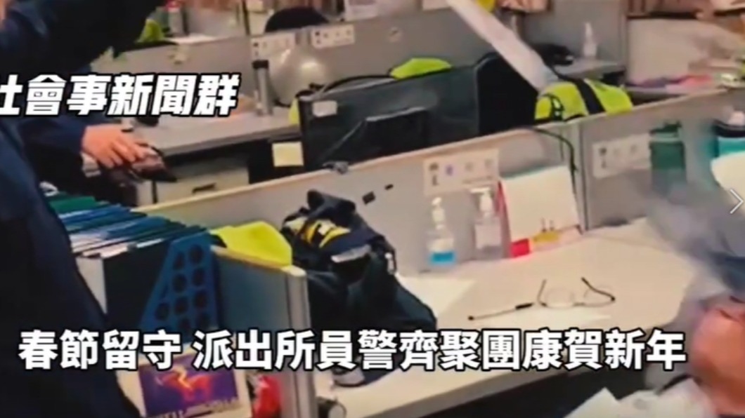 發鈔玩具撒錢。(圖/翻攝自社會事)