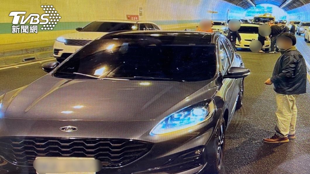 車禍一度占據單線車道。(圖/TVBS)
