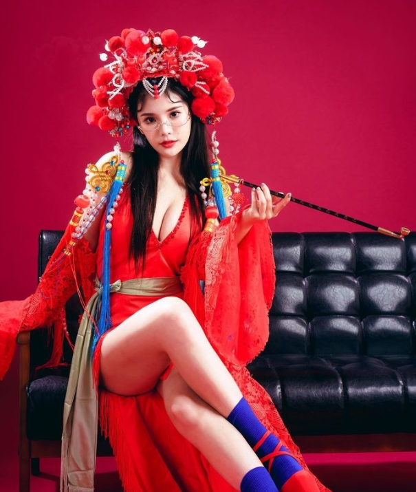 琳妲曬出一系列拜年照超性感。(圖/翻攝自琳妲IG)