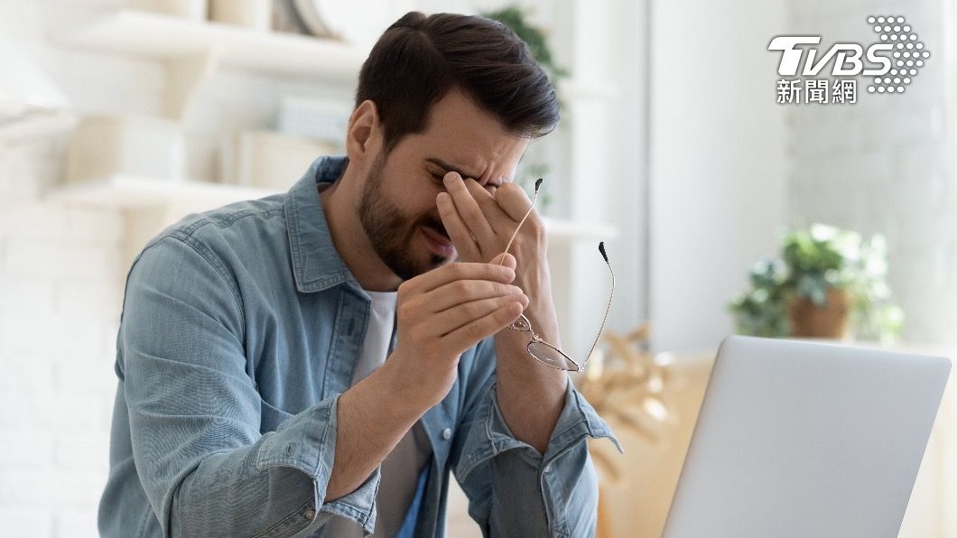 長時間追劇容易導致雙眼乾澀。(示意圖/shutterstock達志影像)