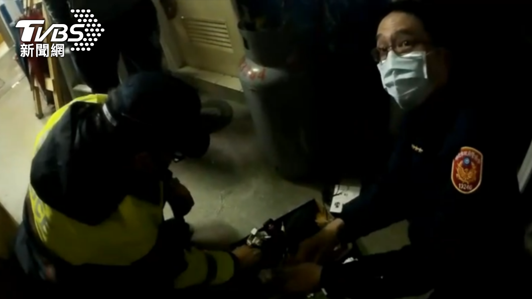 警方在數李嫌偷竊的現金。(圖/警方提供)