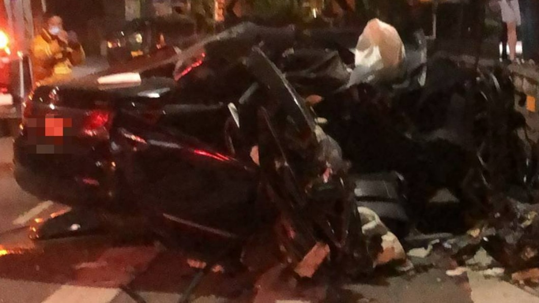 南投初三悲劇!轎車過彎失控自撞電桿 妻拋飛慘死夫重傷