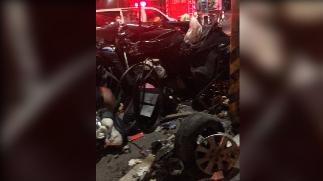 轎車高速自撞電線桿，妻死夫重傷。（圖／翻攝自記者爆料網）