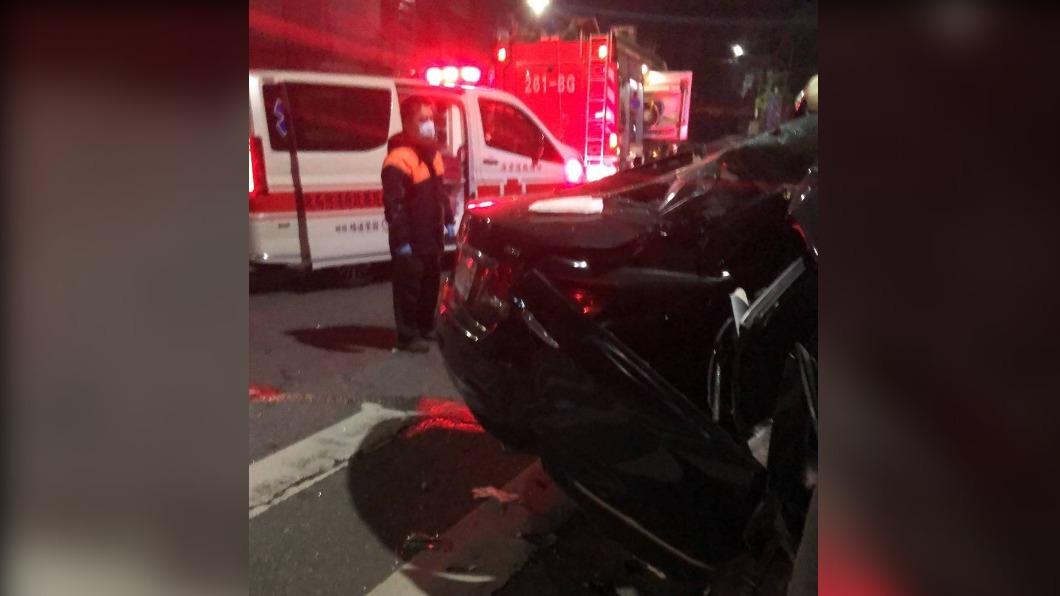 轎車高速自撞電線桿，警消獲報後到場救援。（圖／翻攝自記者爆料網）