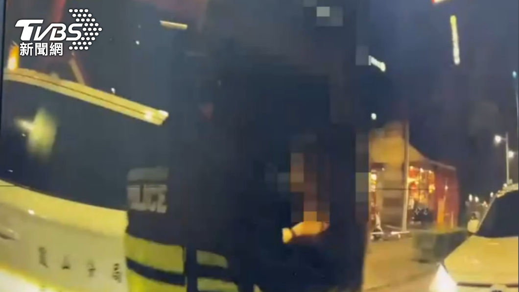 警方將馬靴妹帶回派出所偵辦。（圖／警方提供）