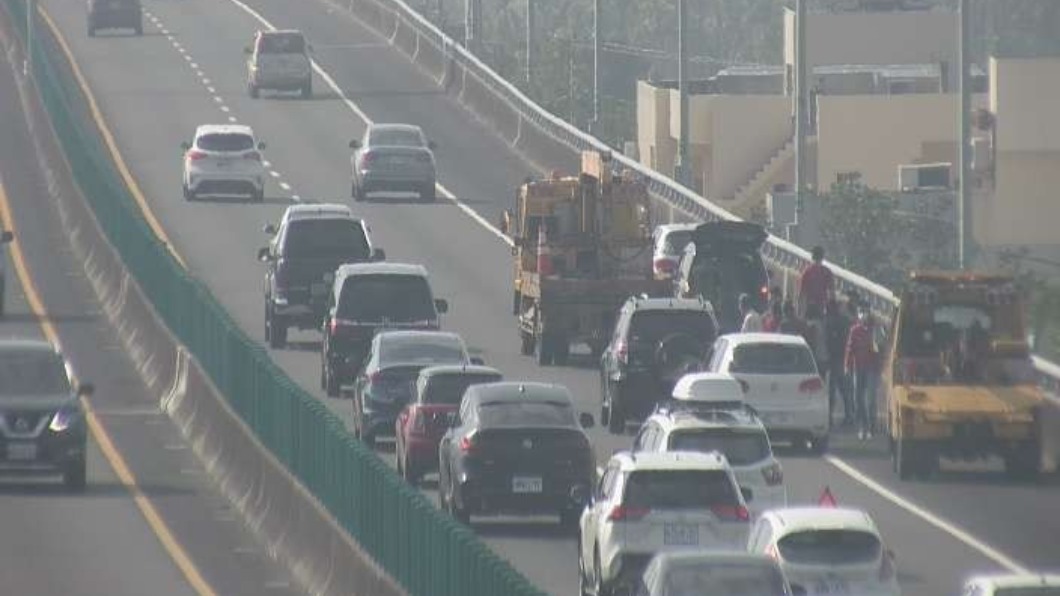 國1高架南向58.3公里發生2小客車追撞佔用外側車道。(圖/高公局提供)
