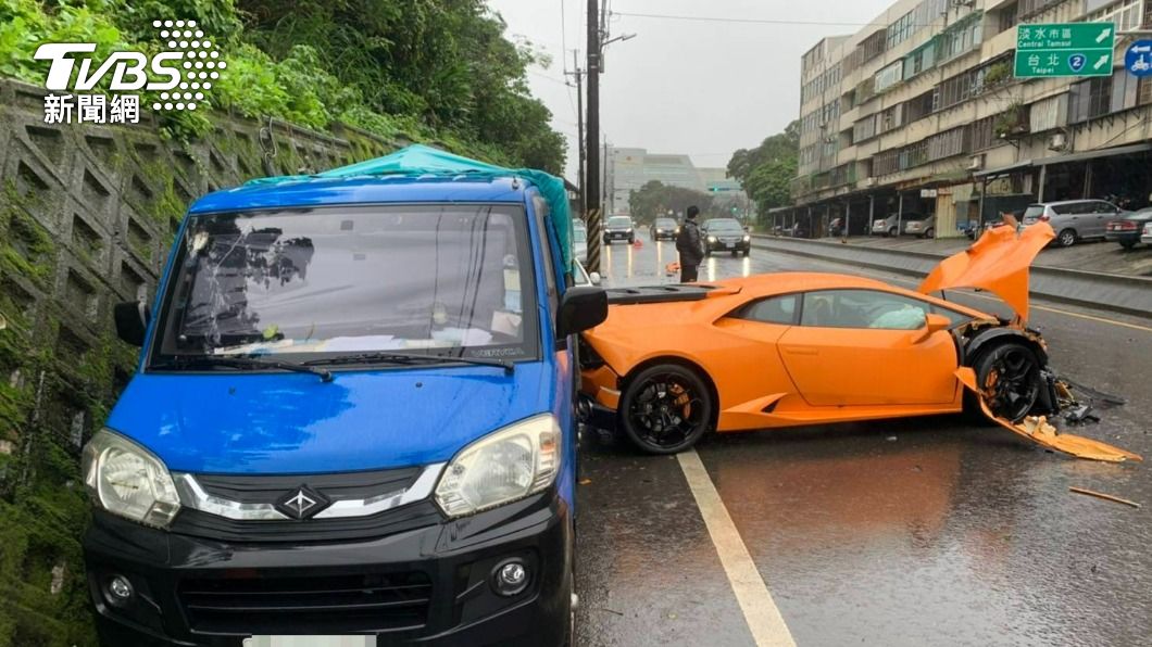 橘色雙門藍寶堅尼打滑自撞電線桿,再波及兩輛轎車。(圖/TVBS)