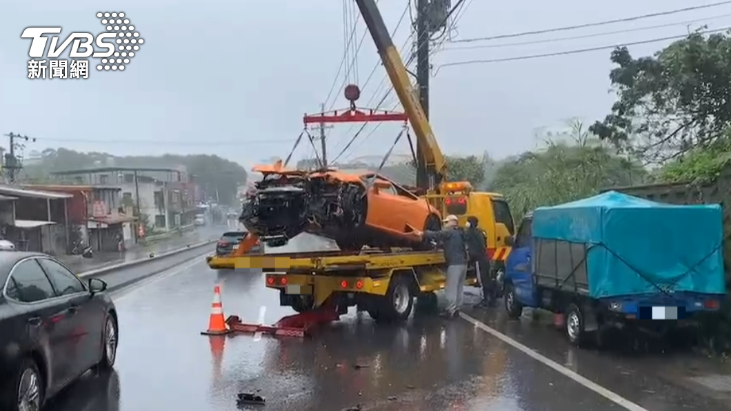 橘色雙門藍寶堅尼打滑自撞電線桿,車輛毀損,拖吊車到場處理。(圖/TVBS)