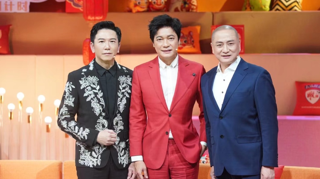 羅嘉良（中）、溫兆倫（左）、湯鎮業（右）一同現身春晚。（圖／翻攝自微博）