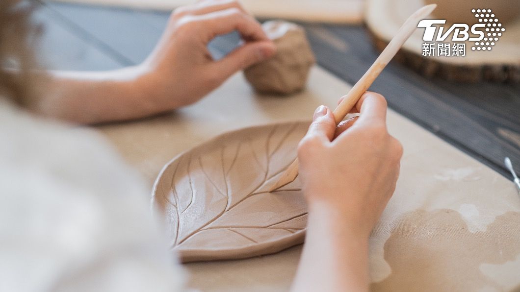 釉如果上滿瓷器,完成後就會黏在硼板上取不下來。(示意圖/shutterstock達志影像)