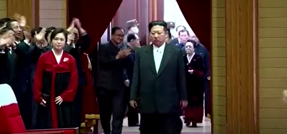 入場時金正恩姑姑走在金正恩夫妻身後，隔了一段距離。（圖／翻攝自Yonhapnews）