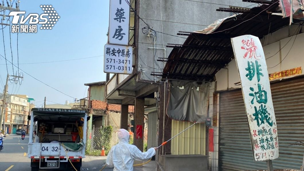 聯安中藥房有確診者足跡，市府派員進行清消。（圖／高雄市政府提供）