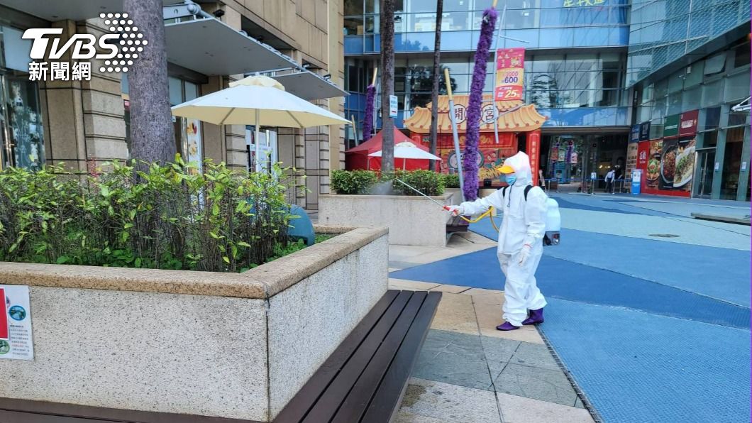 夢時代有確診者足跡，市府派員進行清消。（圖／高雄市政府提供）