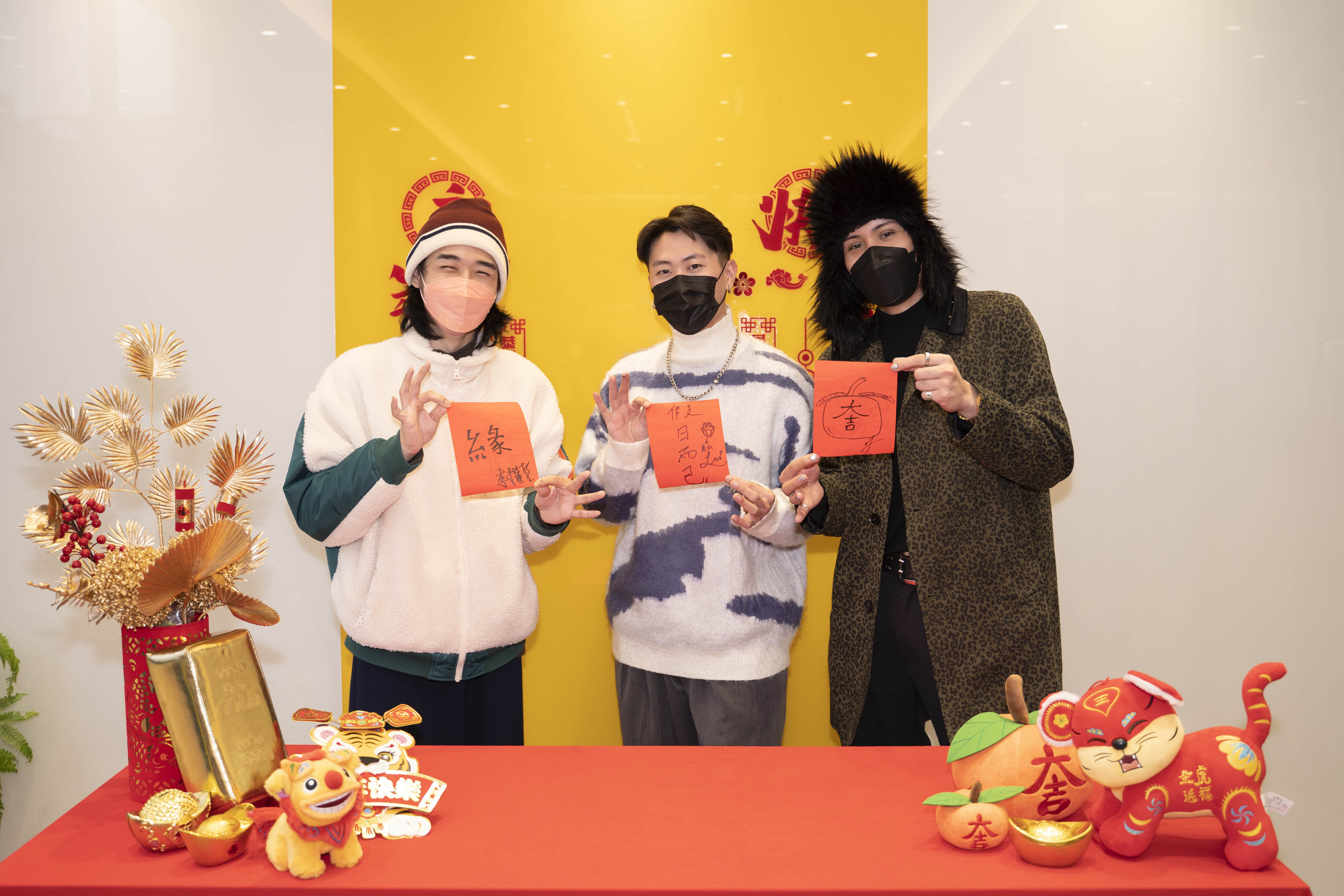 YELLOW黃宣(右)、李權哲(左)、LINION(中)寫春聯送給聽眾。(圖/Hit Fm聯播網)