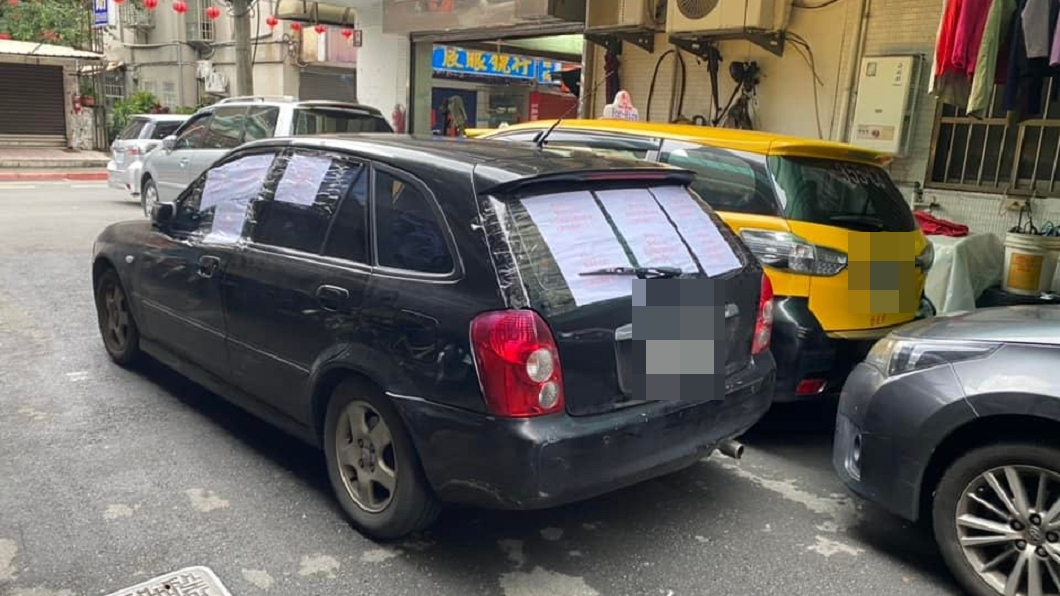 有車主將車子停在死巷正中央後就去南部過年。（圖／翻攝自台北之北投幫臉書）