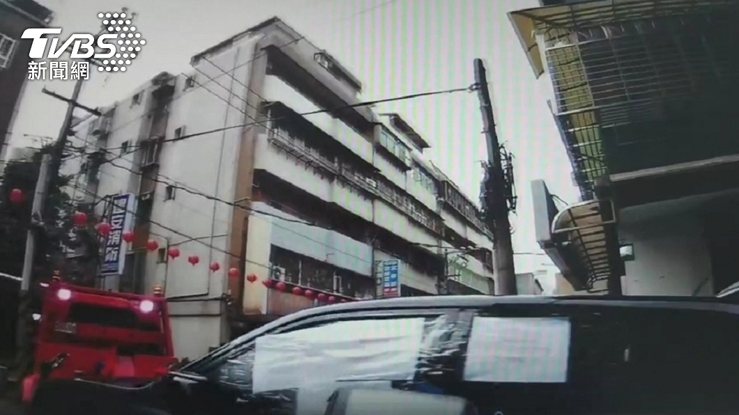 警方將擋在死巷中央的車子拖吊。（圖／TVBS）