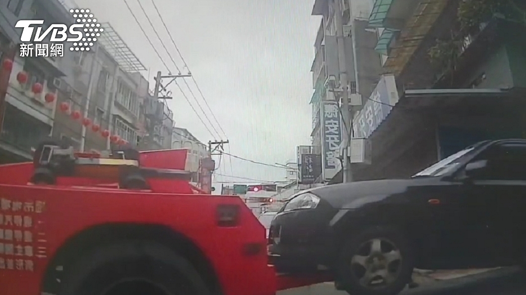 警方將擋在死巷中央的車子拖吊。（圖／TVBS）